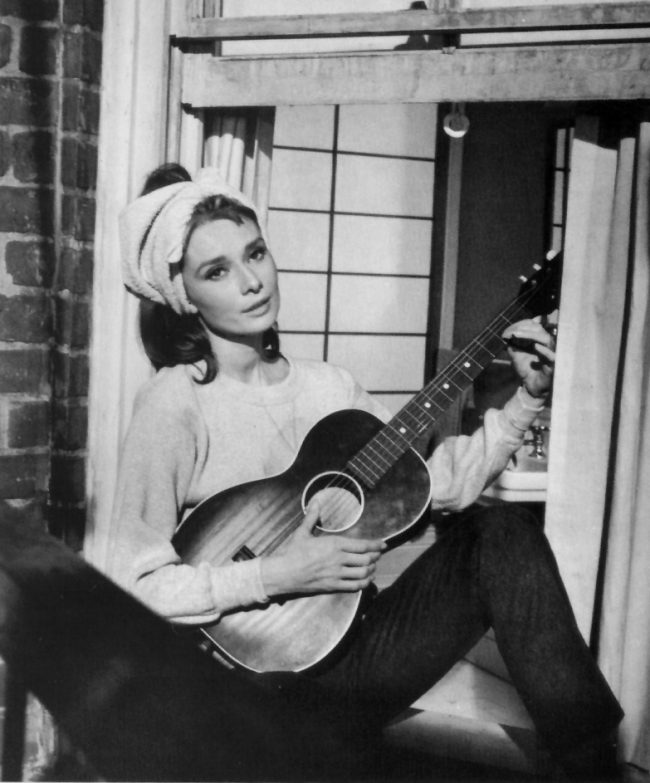 audrey-hepburn-tiffanys-moonriver