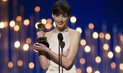 Anne-Hathaway-riceve-l-Oscar-2013_h_partb