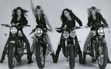 donna in moto